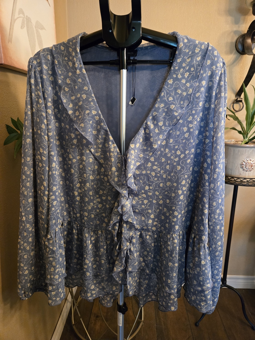 NWOT Tamara H. Women's Plus Blue Floral Ruffle Blouse